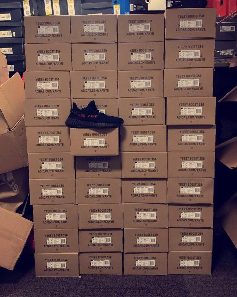 whatsyoursizeuk's tweet image. Anyone need yeezy bred ? All sizes available contact us via what's app to order 😎😊 ift.tt/2rpswy5