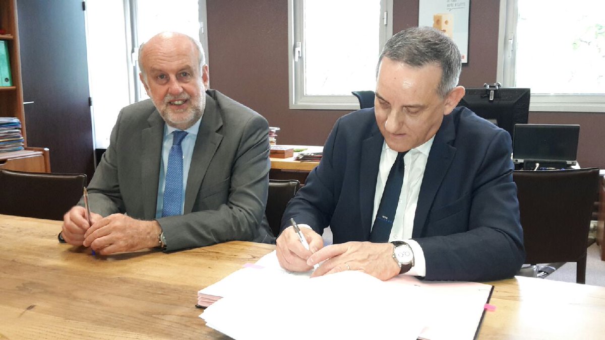 ademe's tweet photo. Signature de la convention de partenariat entre l'@ademe et @AstreTL, déjà engagés avec @ObjectifCo2 ! #transport https://t.co/ydcvt6hnqm