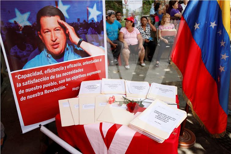 Minhvi_Oficial's tweet photo. 65.897 títulos de tierra se han entregado en el país a través de @INTUOficial en 2017 https://t.co/k7ToUvPzwS #ChavezEsNuestraLuz @MQuevedoF https://t.co/7hBrCnu1OL