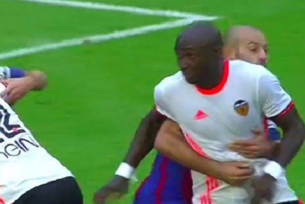 djmontero's tweet photo. Ahora resulta q el que le quiten la amarilla a Nacho desvirtúa la Liga. Que a la Farça no te hayan pitado un penalti en casi 80 partidos, no https://t.co/67NzUkhb74