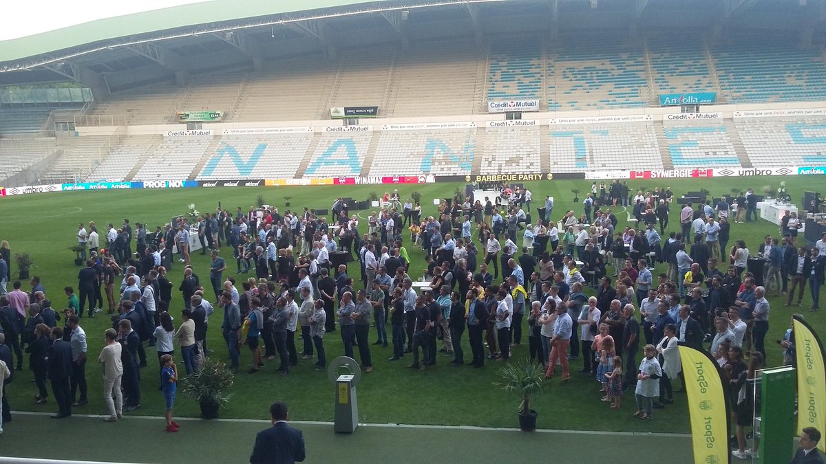 Grillades sur la pelouse de la Beaujoire avec les joueurs et partenaires du <a href="/FCNantes/">FC Nantes</a> entreprises.fcnantes.com/barbecue-party…