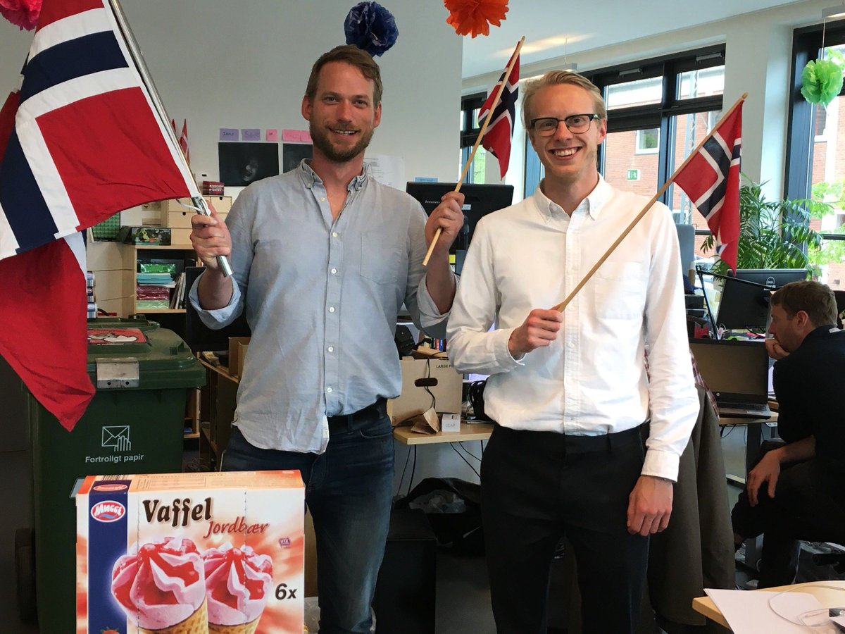 #Gratulerer @Skattenmin med #17mai2017. Vores norske it-udviklere fejrer med is og flag. #AltErLove fra #skatdk - #störstinorden