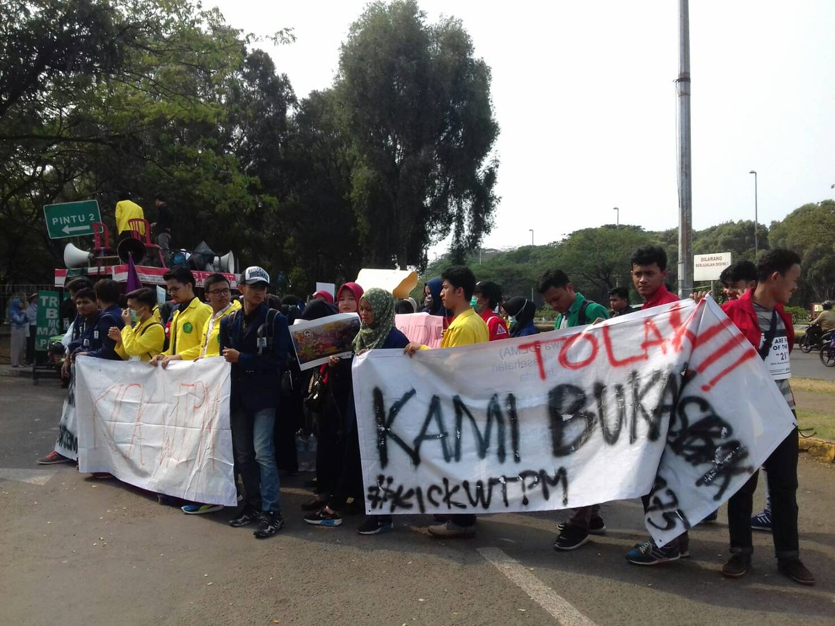 ISMKMI_WILAYAH2's tweet photo. Rabu,17 Mei 2017 aksi aliansi mahasiswa kesehatan se-Indonesia untuk menolak WTPM #tolakWTPM #kickWTPM #kamiBukanAsbak #hidupmahasiswa https://t.co/u1GttEC9zq