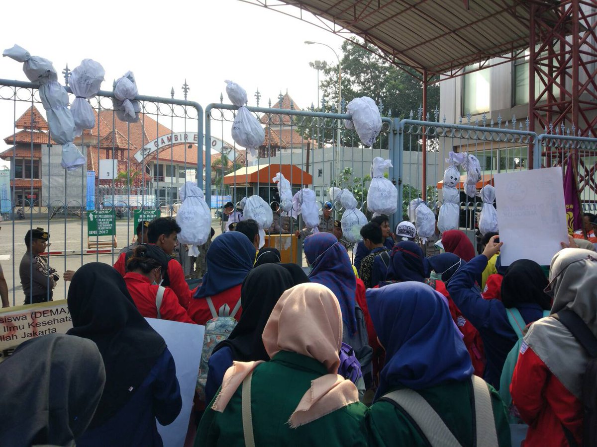 ISMKMI_WILAYAH2's tweet photo. Rabu,17 Mei 2017 aksi aliansi mahasiswa kesehatan se-Indonesia untuk menolak WTPM #tolakWTPM #kickWTPM #kamiBukanAsbak #hidupmahasiswa https://t.co/u1GttEC9zq