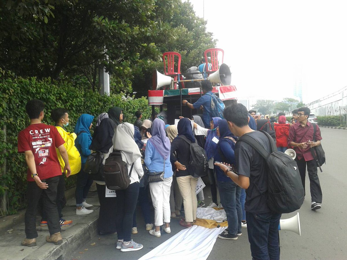 ISMKMI_WILAYAH2's tweet photo. Rabu,17 Mei 2017 aksi aliansi mahasiswa kesehatan se-Indonesia untuk menolak WTPM #tolakWTPM #kickWTPM #kamiBukanAsbak #hidupmahasiswa https://t.co/u1GttEC9zq
