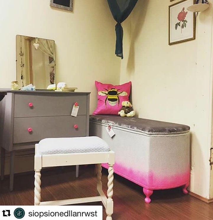 picapicahome's tweet photo. How gorgeous do our pieces look together @SiabodChic!!!! Beautifully put together by @siopsioned 💕#pink #grey #upcycle #llanrwst #siopsioned https://t.co/gQvaEILA3f