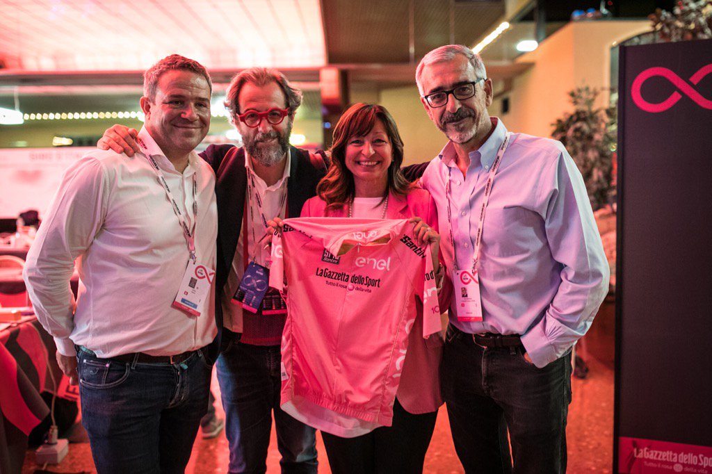 WineNewsIt's tweet photo. Ieri @giroditalia & #Sagrantino: @mcaprai, WineNews, Tesei @montefalcocity, @pierbergonzi @Gazzetta_it (ph #Metelli) https://t.co/AD9neMKSCU