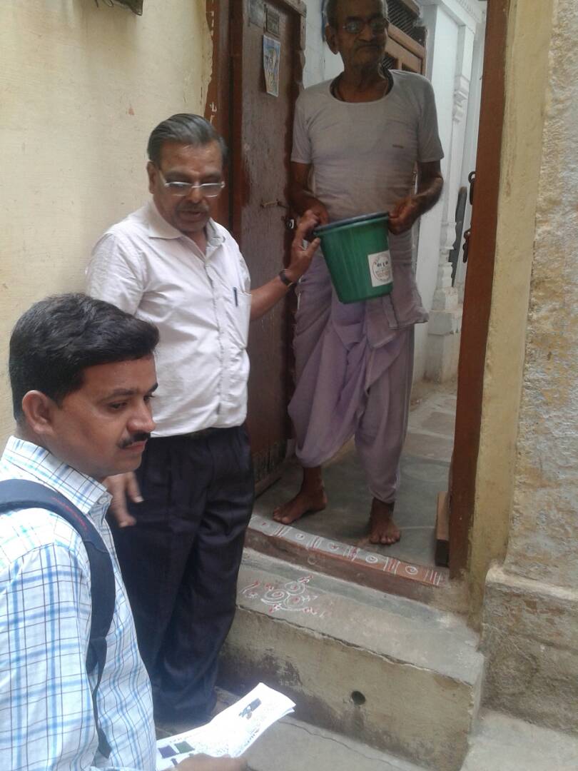 ILFS_Kashi's tweet photo. Waste segregation (Wet &amp; Dry) awareness and distribution of dustbins in the presence of Parshad Sh. Brij Kishore Das in Kaalbhairav Ward https://t.co/kTIAqSHIjt