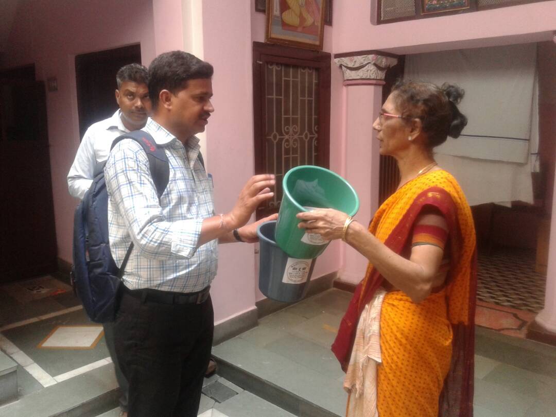 ILFS_Kashi's tweet photo. Waste segregation (Wet &amp; Dry) awareness and distribution of dustbins in the presence of Parshad Sh. Brij Kishore Das in Kaalbhairav Ward https://t.co/kTIAqSHIjt