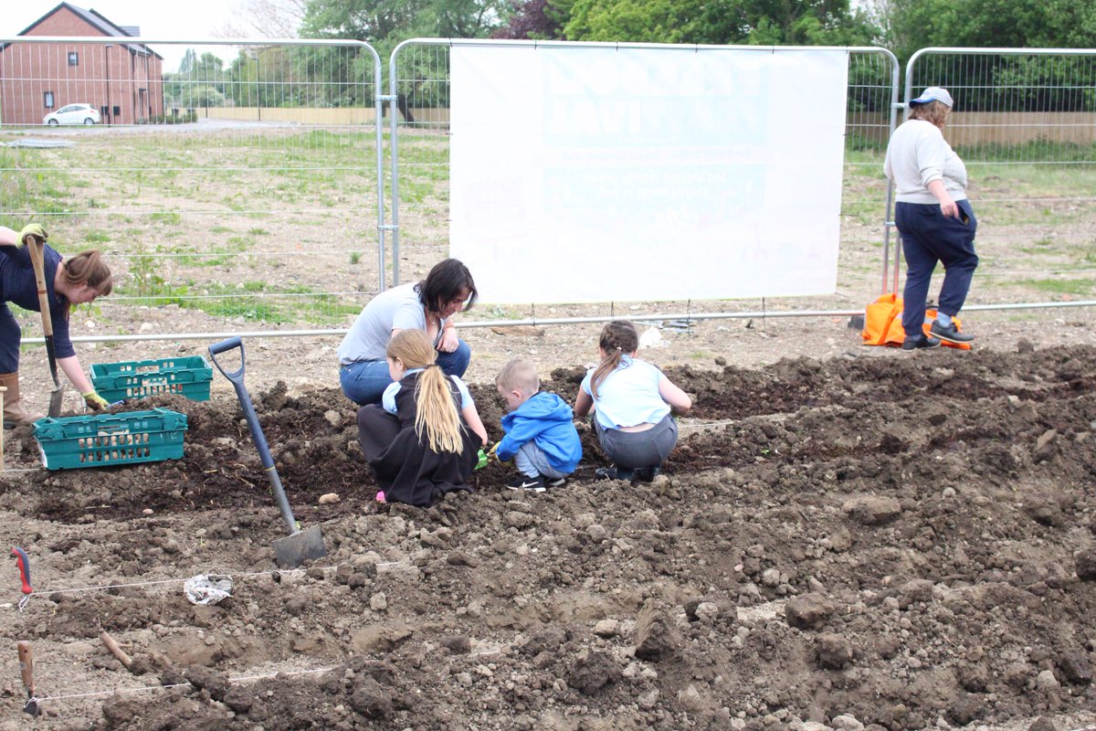 AdeebaKeepmoat's tweet photo. Beyond excited to launch our 'Community Allotment Project' part of the #FreedomFEASTival in #Hull with @freedomfesthull @growers_network https://t.co/0iupCNFonp