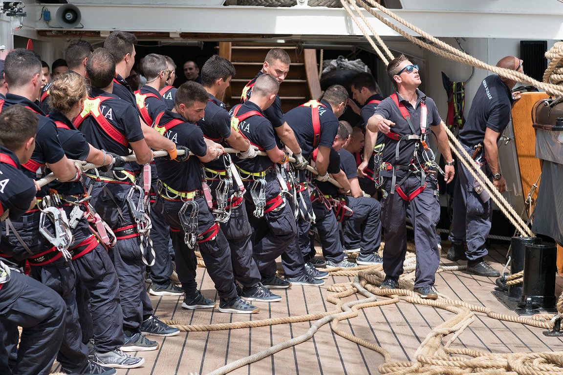 ItalianNavy's tweet photo. Primo posto di manovra alla vela in Oceano per gli allievi del 24° corso #VFP4 a bordo di #NaveVespucci https://t.co/Ka17IF60sf https://t.co/teJaw4V7we