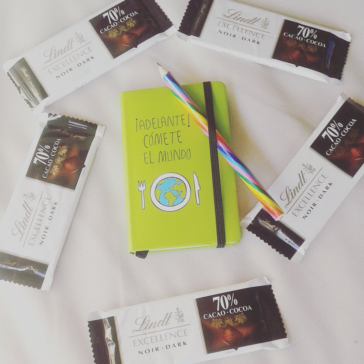 happyofficebox's tweet photo. ¡Adelante! Cómete el mundo....Y si es con #chocolate @Lindtespana mejor 😀🍫Chocolate negro 70% cacao, este mes en #HappyOfficeBox 😋😍 https://t.co/LPxFep1NVp