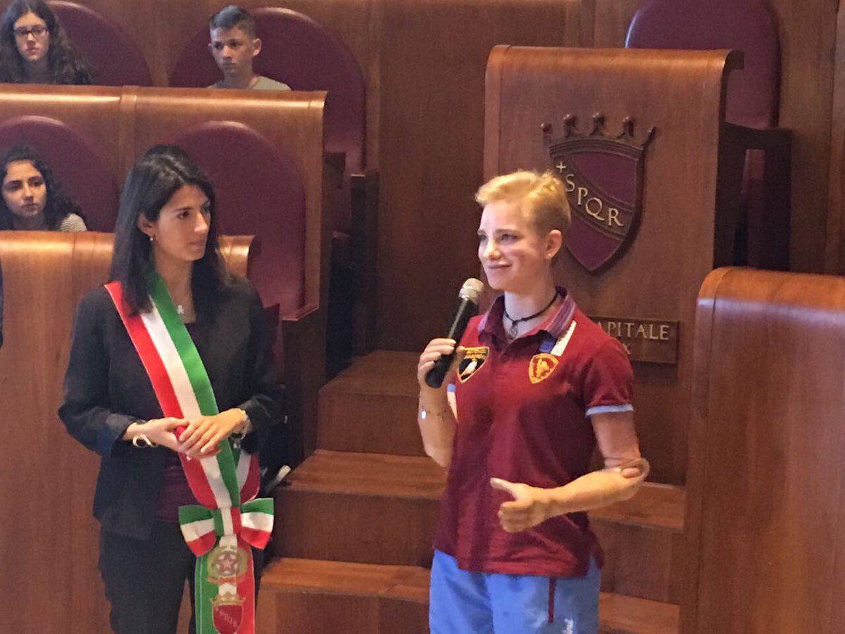 virginiaraggi's tweet photo. Grazie a @VioBebe in Campidoglio e alla #PoliziadiStato per campagna di sensibilizzazione "Una vita da social": https://t.co/Kab5rGsXBN https://t.co/9xJ7CT8k8A