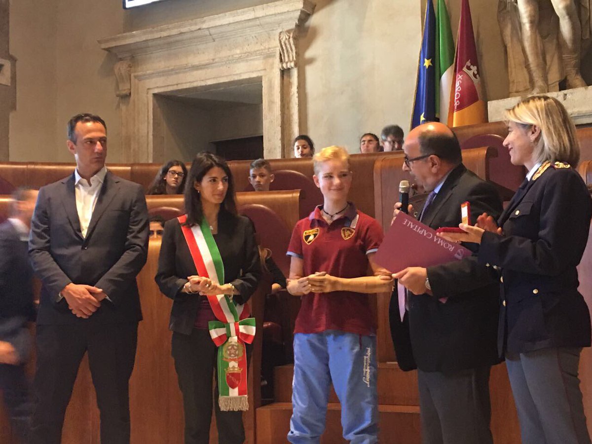 virginiaraggi's tweet photo. Grazie a @VioBebe in Campidoglio e alla #PoliziadiStato per campagna di sensibilizzazione "Una vita da social": https://t.co/Kab5rGsXBN https://t.co/9xJ7CT8k8A