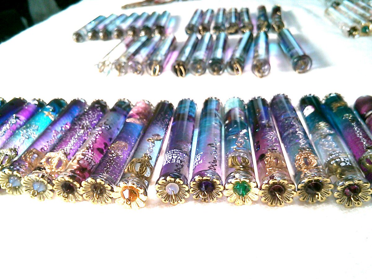 Stripe6 通販中 Sur Twitter ブース E146 E147 両日出展 参加名 Stripe6 Paonooto 私しゃことヒゾノミホ Paono Hi の合体参加です ヒゾノさんはイラストとグッズ等 私は試験管ペンダント他レジンアクセサリーを展示販売します デザフェス