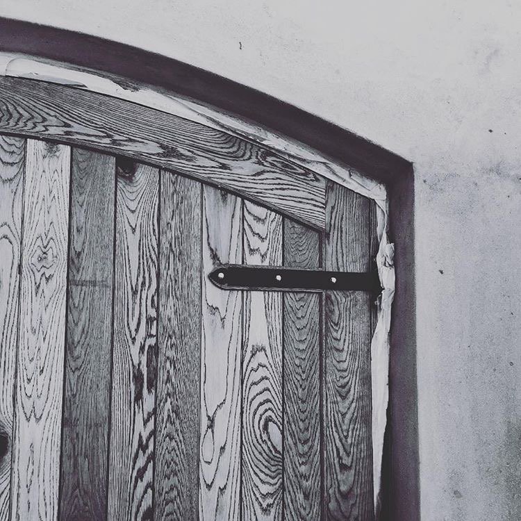 LNQS_SA's tweet photo. A custom made oak garage door! How beautiful is the visible grain on this bespoke piece of solid timber door? https://t.co/cMGFrA6CBy https://t.co/XIIbknTJm5