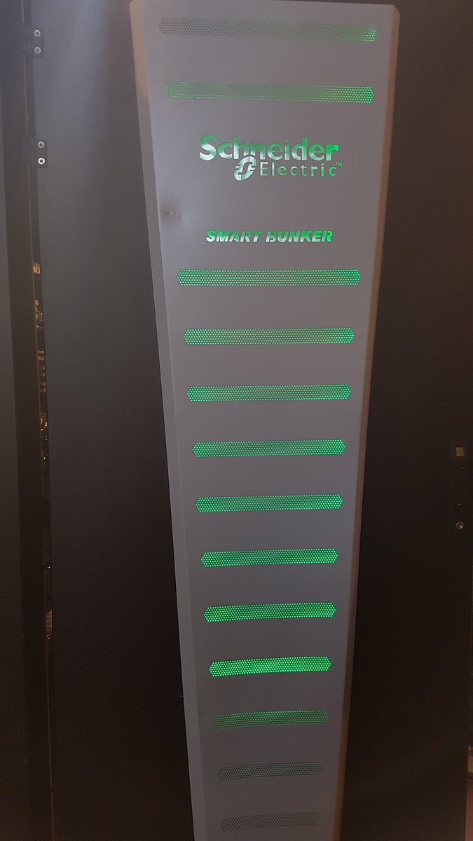 Fontaine_Ch's tweet photo. Le #SmartBunker #FX de @SchneiderElecFR ave des serveurs @HPE_FR dedans 😁 pour sécuriser les données pour les hopitaux @ParisHealthcare https://t.co/3DdNBsw3ao
