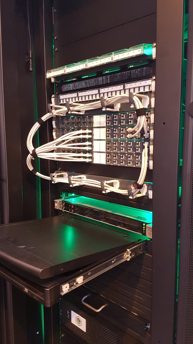 Fontaine_Ch's tweet photo. Le #SmartBunker #FX de @SchneiderElecFR ave des serveurs @HPE_FR dedans 😁 pour sécuriser les données pour les hopitaux @ParisHealthcare https://t.co/3DdNBsw3ao
