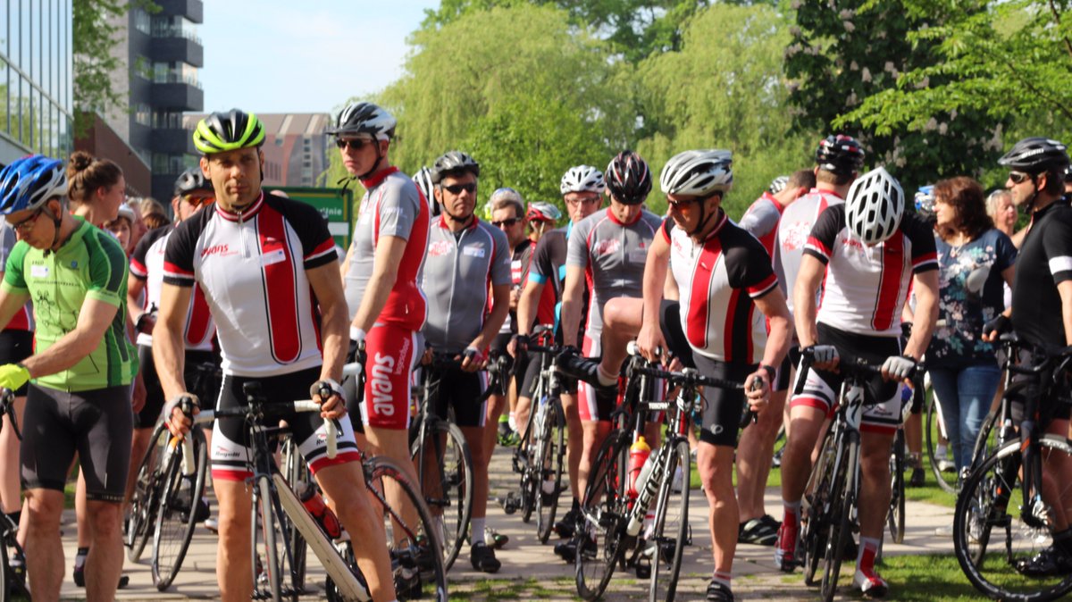AvansHogeschool's tweet photo. Vandaag fietsen studenten en collega’s voor het goede doel. De eerste collega’s zijn zojuist vertrokken. Veel succes! 💪👏 #Avans #Tourdavans https://t.co/HXuenIGB9y