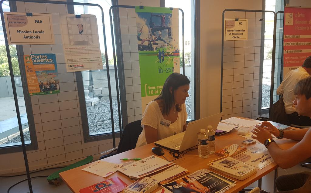 Debarthelemy's tweet photo. En direct des rencontres pour l'alternance à #antibes. Les professionnels de l'alternanc et les organismes de formation sont présents #ardml https://t.co/JG1jmQ1wZz