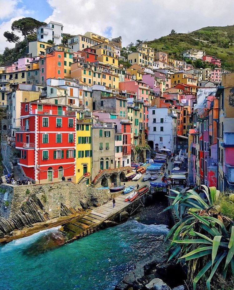 😍Doğanın renk paleti ile insanın hayal gücünün birleşimi dediğin🎨
Rezervasyon.com
Riomaggiore/İtalya