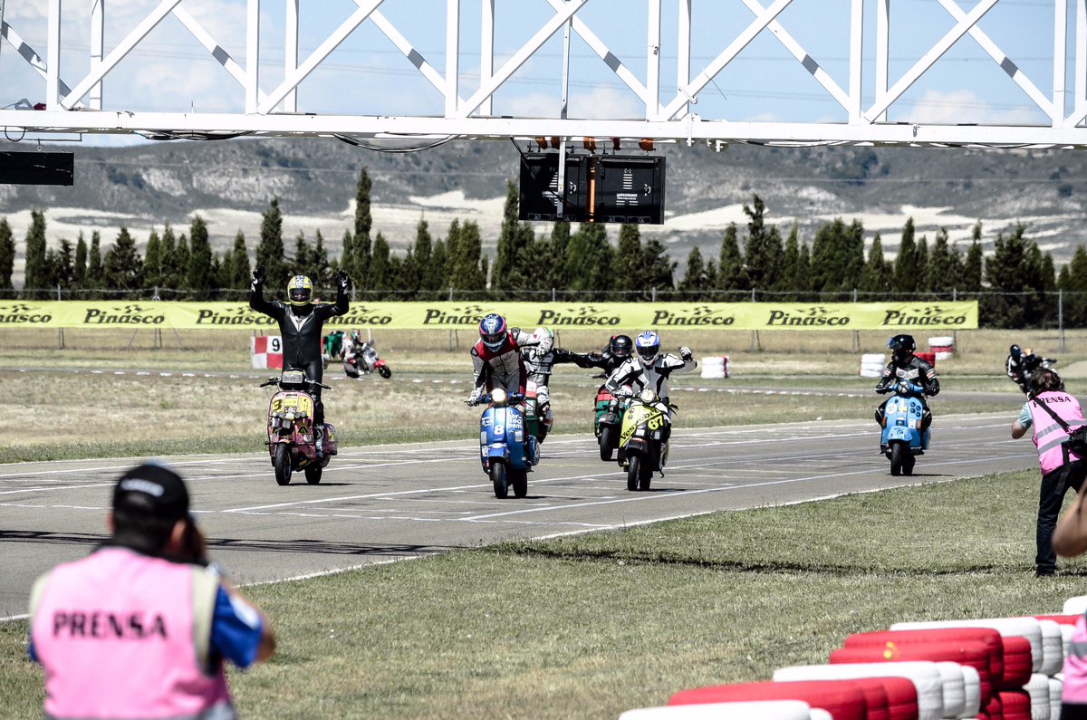 Felicidad máxima al cruzar la meta. @vesparesistance <a href="/cizuera/">Circuito Internacional de Zuera</a> <a href="/Duetempo/">Due Tempo</a> <a href="/Motoscoot_net/">Motoscoot</a> <a href="/GALFER_brakes/">GALFER Brakes</a> <a href="/equipodelamor3/">3️⃣LoveTeam 3️⃣</a>