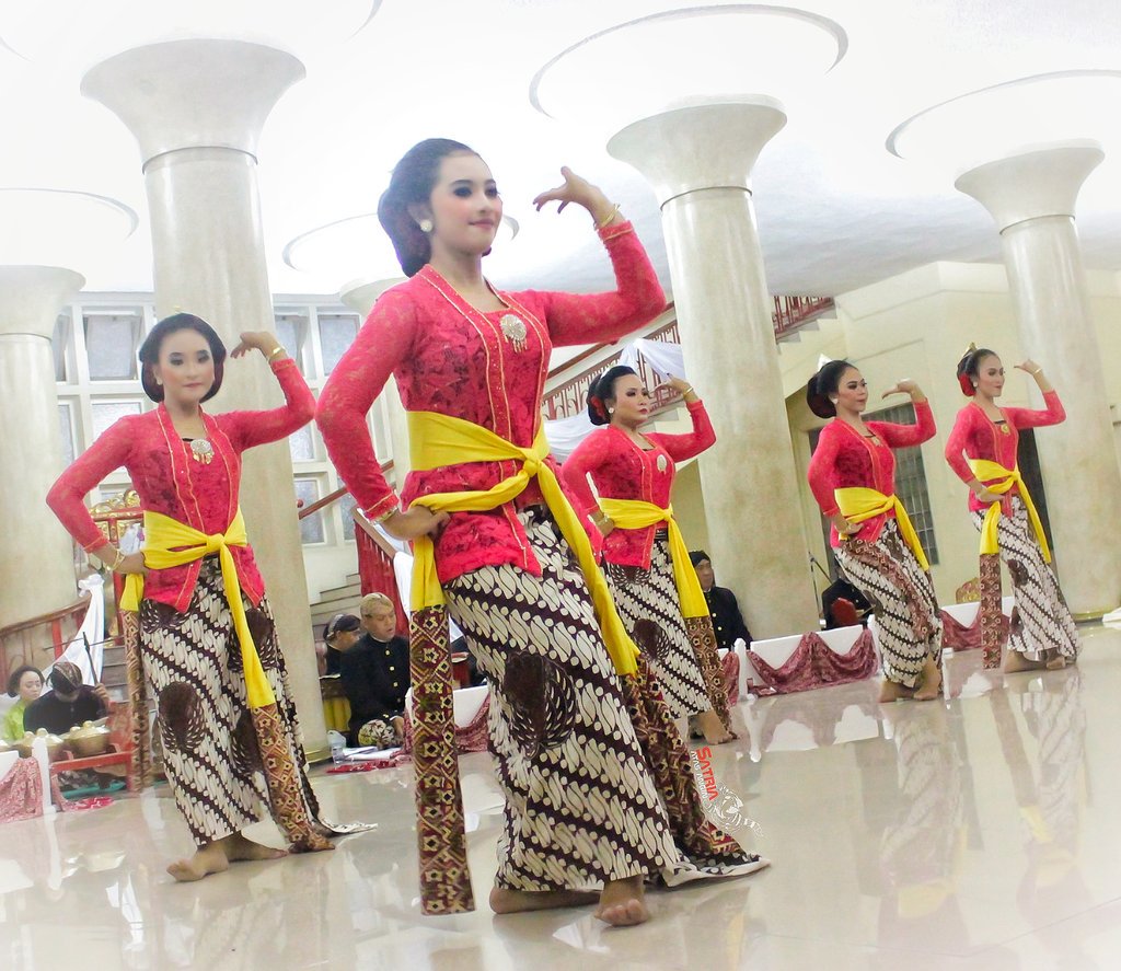 "Tari Retna Asri di Balairung kantor pusat UGM, dalam rangka Ambal Warsa UKM Swagayugama ke 49, 6 Mei 2017...