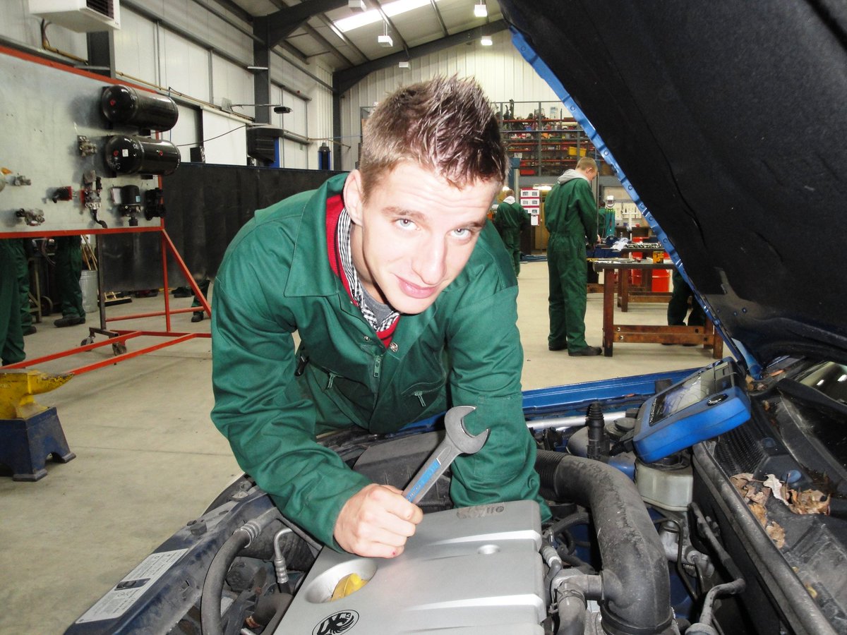 We still have apprenticeship vacancies  for Light and #CommercialVehicle #Technicians. Visit lantrain.co.uk  #apprenticeships