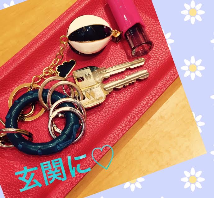o_campomarzio's tweet photo. どうも、ひぐはんです。#プレゼント にも大人気な #CANDYTRAY @¥3,000+税 をご紹介!!『お金のせるやつちゃうの?』ノンノンノーン!!w画像のようなこんな使い方も出来ます!!カラーも豊富、合皮なのでどこでも置けちゃいますよ!!#campomarzio #大阪店 https://t.co/06IGZUf7Dl