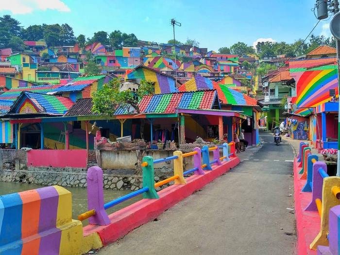 Semarang memiliki Kampung Pelangi yang menarik banyak perhatian lho! bit.ly/2qv5buK