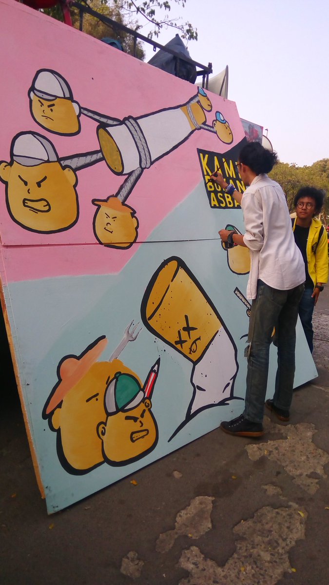 Gebrakindo's tweet photo. Sedang berlangsung aksi kreatif Mural sebagai simbol perlawanan mahasiswa terhadap kapitalis Industri Rokok diiringi orasi #kickWTPM https://t.co/re4X9PRQYE