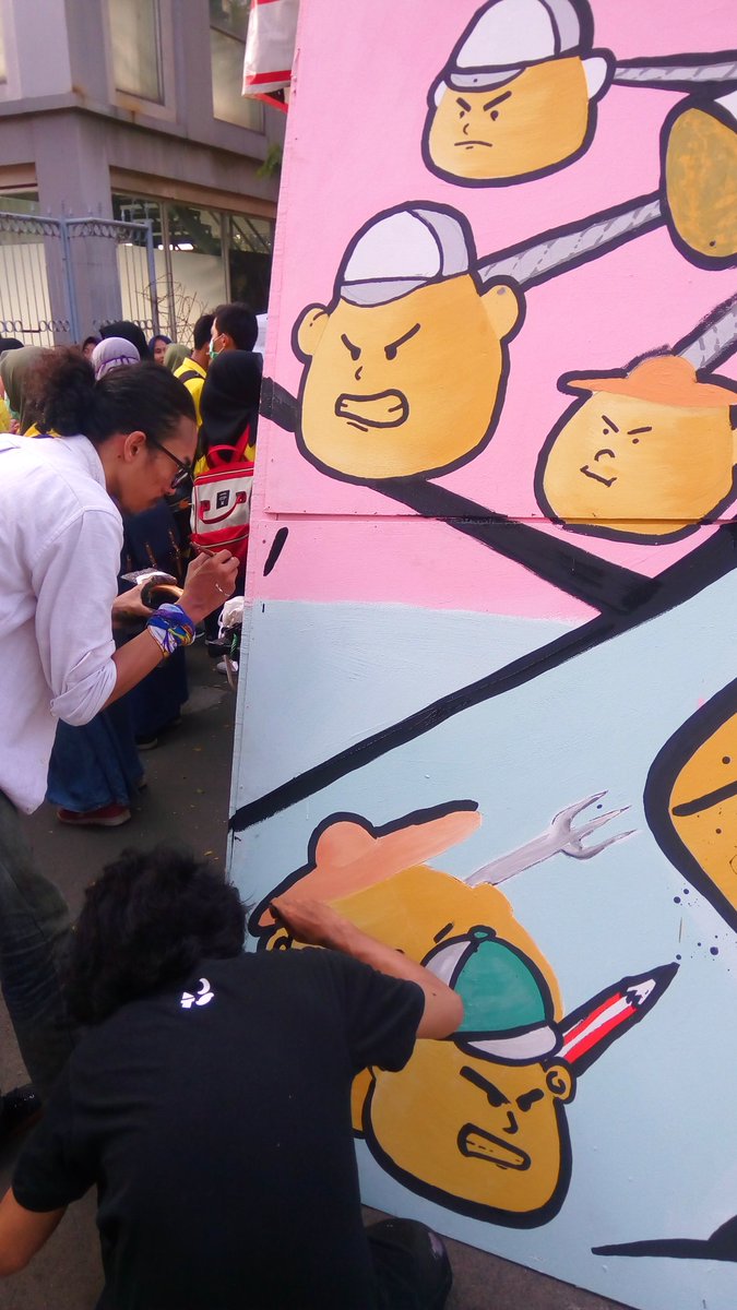Gebrakindo's tweet photo. Sedang berlangsung aksi kreatif Mural sebagai simbol perlawanan mahasiswa terhadap kapitalis Industri Rokok diiringi orasi #kickWTPM https://t.co/re4X9PRQYE
