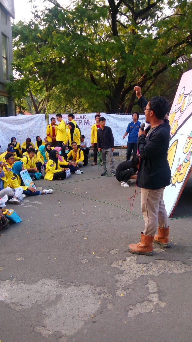 Gebrakindo's tweet photo. Sedang berlangsung aksi kreatif Mural sebagai simbol perlawanan mahasiswa terhadap kapitalis Industri Rokok diiringi orasi #kickWTPM https://t.co/re4X9PRQYE