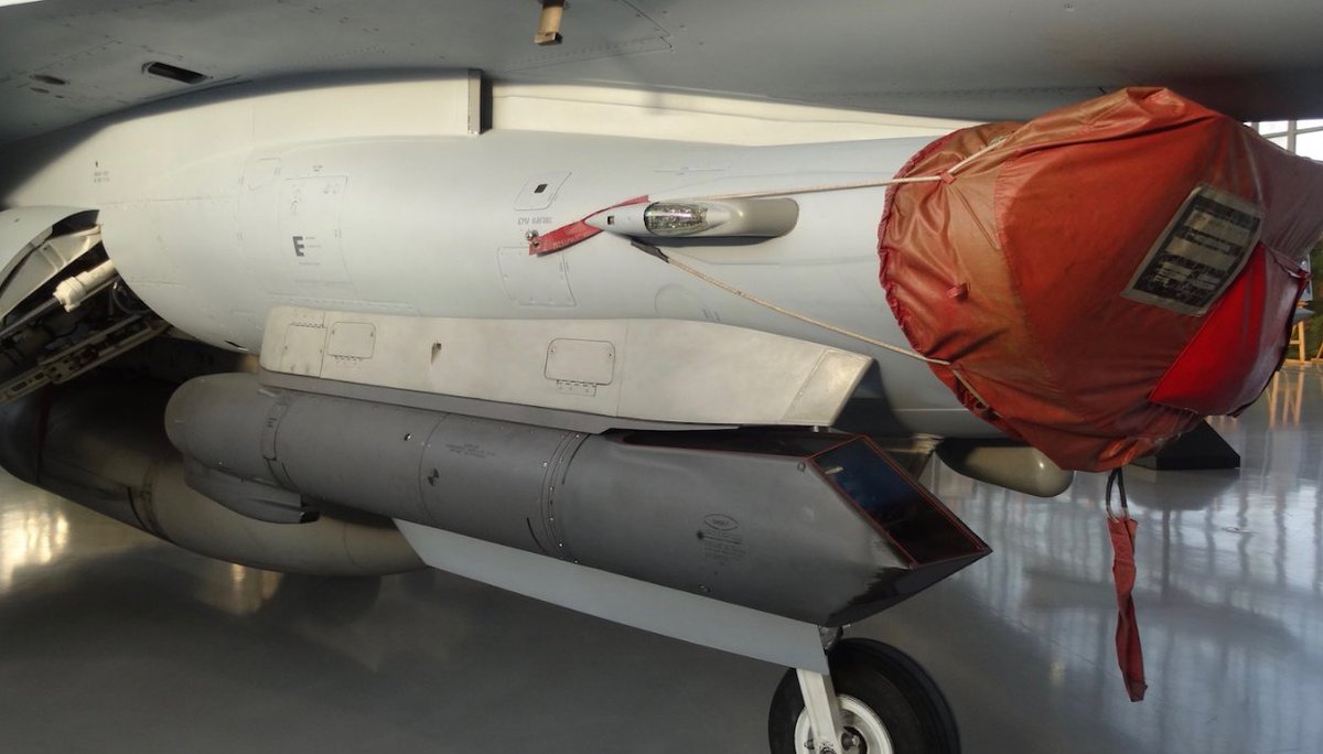 "لوكهيد مارتن" تزود طائرات هورنيت التابعة للقوات الجوية الكويتية ببودات تهديف Sniper ATP DABHCjoXoAABfSr