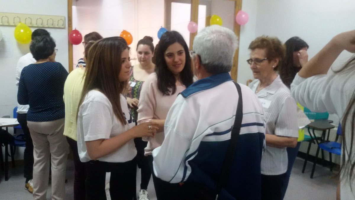 jmprietolobato's tweet photo. Primera actividad: cada oveja von su pareja... conociéndonos #esnuestraépoca #jornada #intergeneracional #RSeIC2017 @TsocialUVa @feyts_uva https://t.co/Yo8MjKeFzR