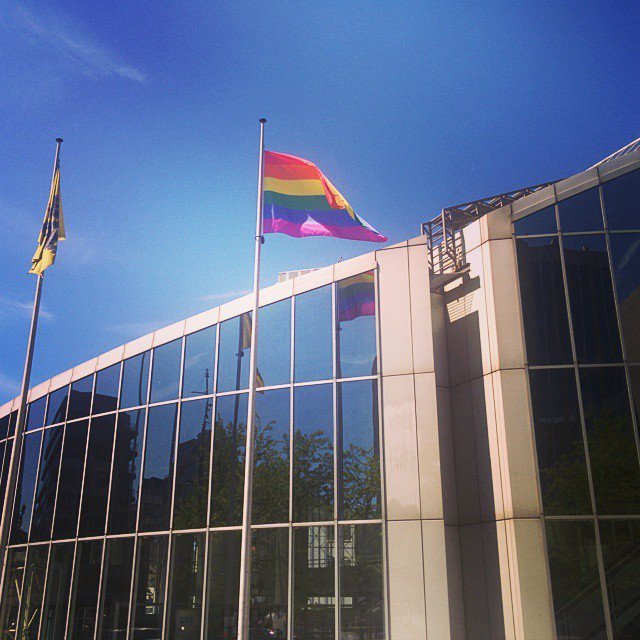 Ter ere van de Internationale Dag Tegen Homofobie en Transfobie hangt ook de Vlaamse overheid vandaag de regenboogvlag uit!