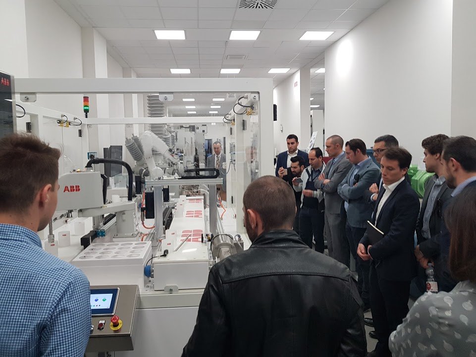 CSMThub's tweet photo. #leanhouse in visita @ABBItalia Power Products Division, Best Practice DALMINE LEAN WAY #SmartLab #Industry40 #robotica #Cobot https://t.co/jxOX6iD5Y7
