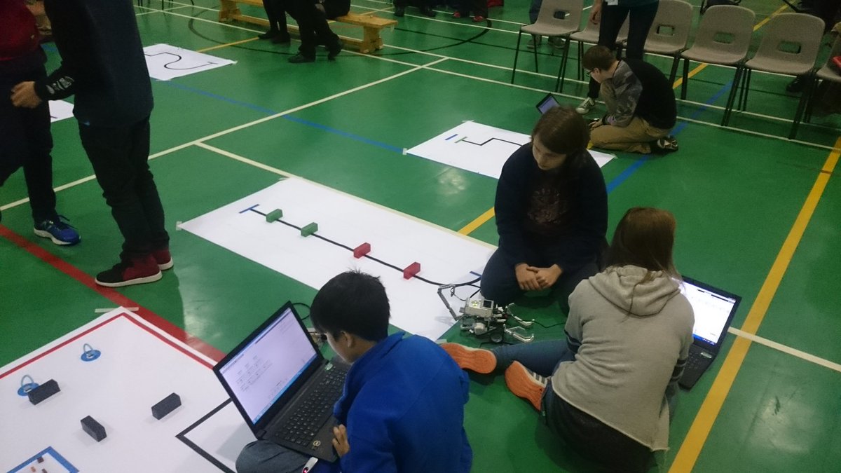 FalliElectronic's tweet image. Siemens lego robotics. Students reprogramming