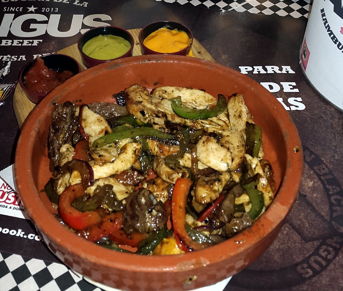 angusmadrid's tweet photo. Prueba nuestro Menú Express: plato principal + bebida + café, por 8,50€. Te proponemos unas exquisitas fajitas mixtas. Te van a encantar. https://t.co/idsbWIbITA