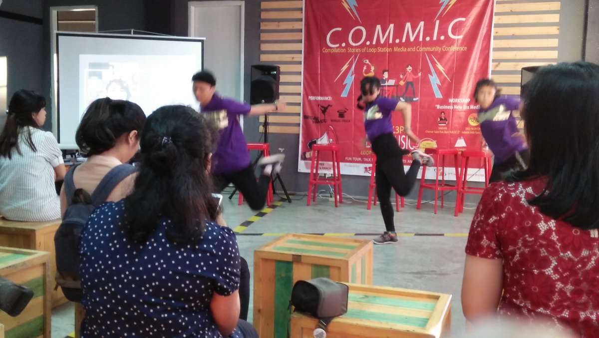 jalanbhakti's tweet photo. #Now ada penampilan BreakDance bikin suasana acara #Commic2017 @LoopStation_YK Sore ini tambah meriah https://t.co/LMmiJgSbI3