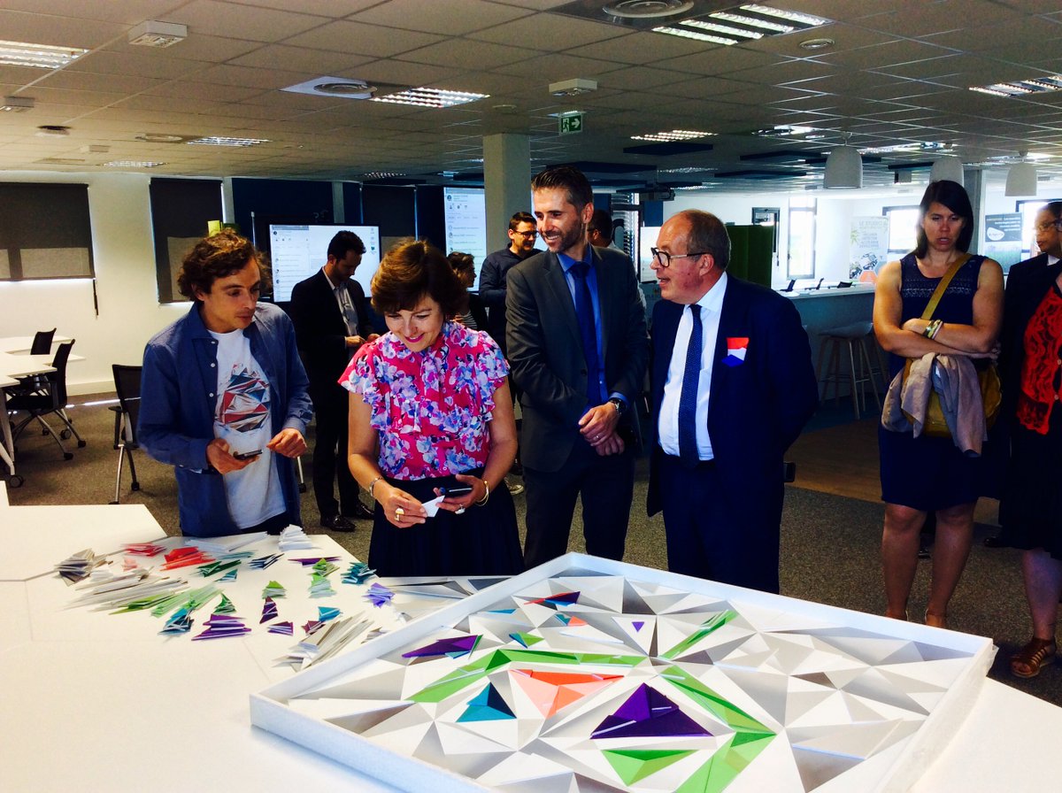 Participation à l'oeuvre #collaborative @AgroD_Studio  <a href="/CaroleDelga/">Carole Delga</a> <a href="/stephmarcel34/">Stephane MARCEL</a> #inauguration #agtech