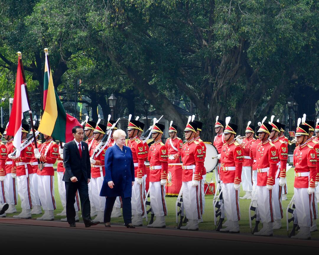KemensetnegRI's tweet photo. Presiden @jokowi menerima kunjungan kenegaraan Presiden Lithuania Dalia Grybauskaitė ke Indonesia di Istana Merdeka, Jakarta (17/5). https://t.co/hW3wQmTFP5