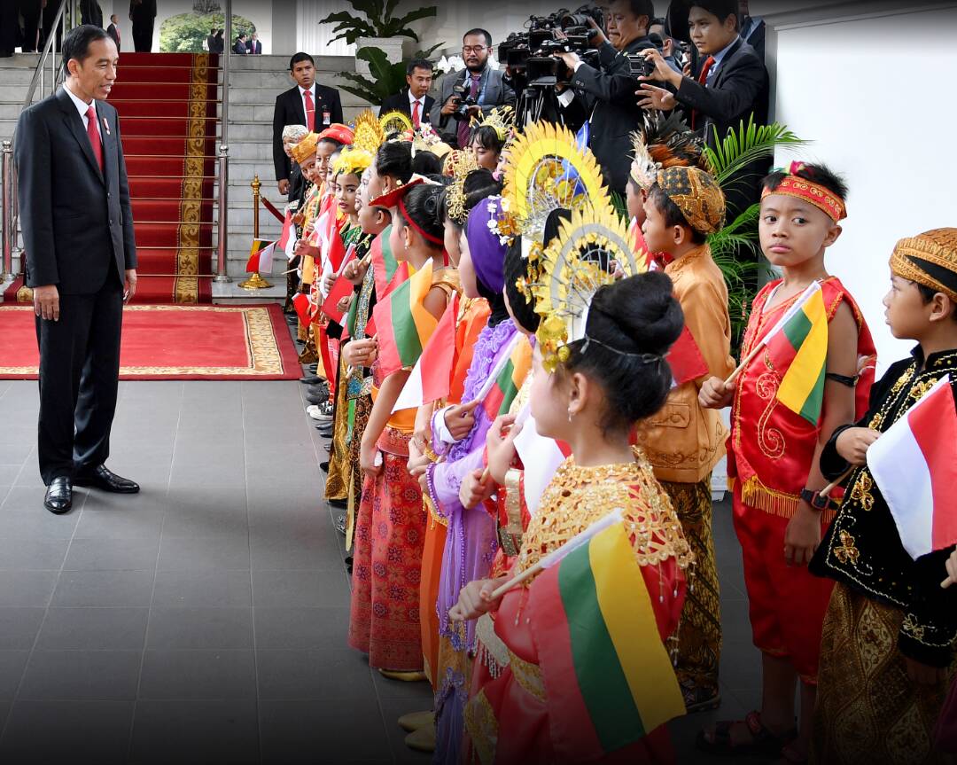 KemensetnegRI's tweet photo. Presiden @jokowi menerima kunjungan kenegaraan Presiden Lithuania Dalia Grybauskaitė ke Indonesia di Istana Merdeka, Jakarta (17/5). https://t.co/hW3wQmTFP5