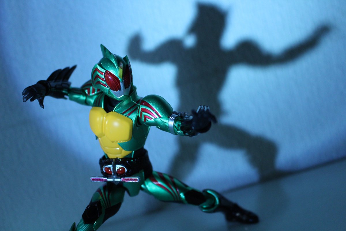 たかぴー No Twitter お前は誰だ 俺の中の俺 影に隠れた その姿見せろ 年ぶりぐらいにフィギュア買った フィギュアーツ 仮面ライダーアマゾンズ アマゾンオメガ