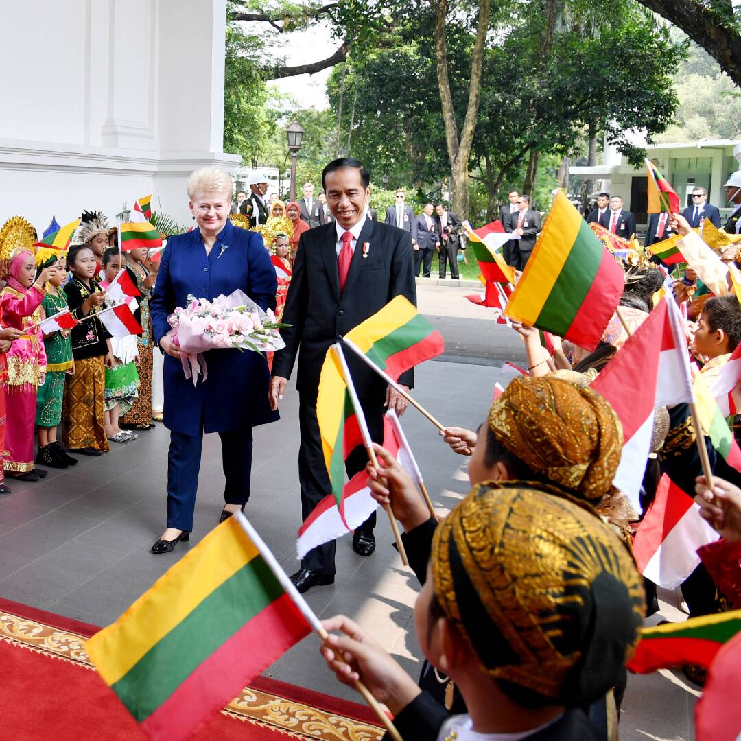 KemensetnegRI's tweet photo. Presiden @jokowi menerima kunjungan kenegaraan Presiden Lithuania Dalia Grybauskaitė ke Indonesia di Istana Merdeka, Jakarta (17/5). https://t.co/hW3wQmTFP5