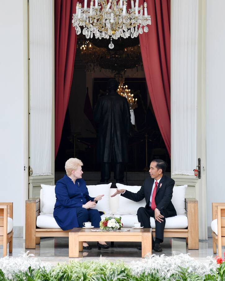 KemensetnegRI's tweet photo. Presiden @jokowi menerima kunjungan kenegaraan Presiden Lithuania Dalia Grybauskaitė ke Indonesia di Istana Merdeka, Jakarta (17/5). https://t.co/rcSDL3nweL