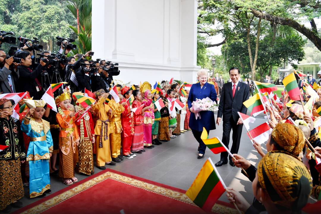 KemensetnegRI's tweet photo. Presiden @jokowi menerima kunjungan kenegaraan Presiden Lithuania Dalia Grybauskaitė ke Indonesia di Istana Merdeka, Jakarta (17/5). https://t.co/IgW0zjtPHh