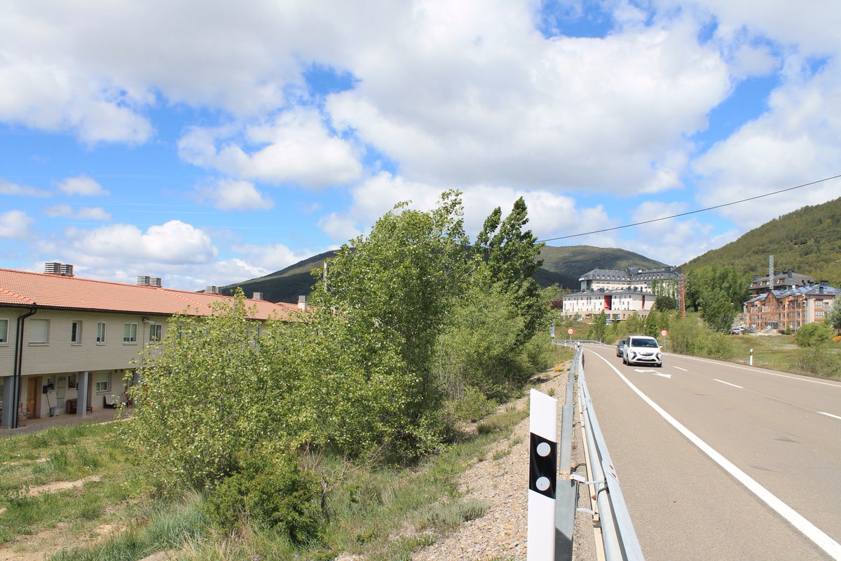 Protect_Dolphin's tweet photo. Pasar de esto a eso NO 😱
#VarianteDeJacaNO
@AytoJaca esto sería inaguantable!
SALVAR barrio norte de #Jaca #Pirineo #Huesca #Aragon #Espana https://t.co/vLDUEsHjEr