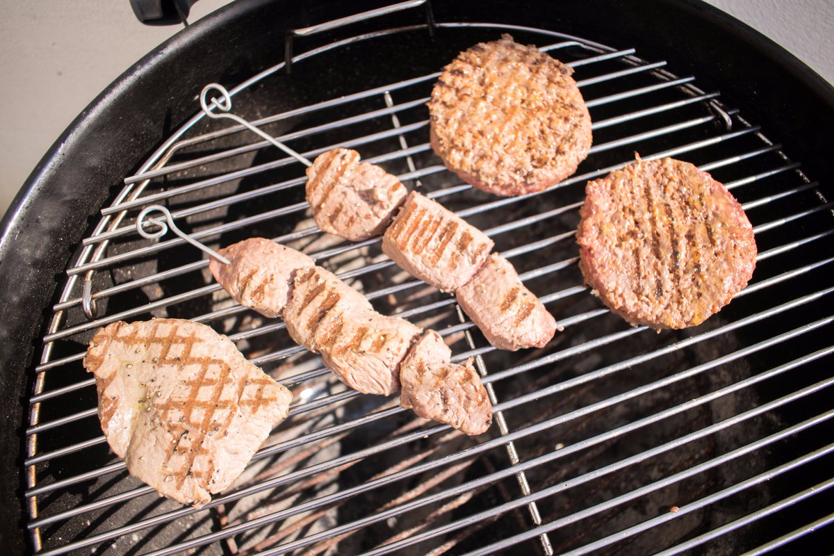 #barbecue weer! Nodig je buren uit en bestel bij vanrooijencatering.nl/bbq-catering #gewoondoen #zomer #terras #bbq