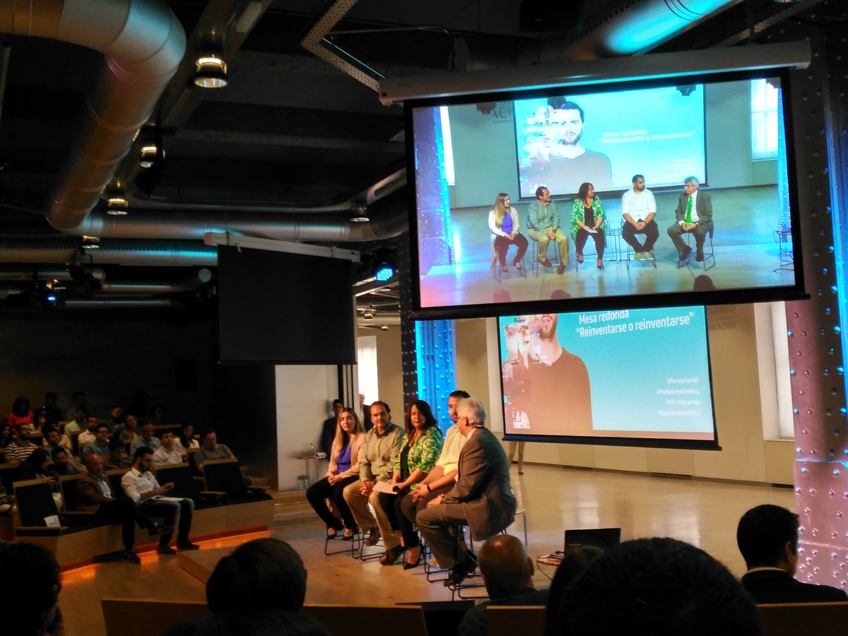 Fin #MesaDeDebate .Inicio ponencia 'Mi jefe será 1 robot'.Disfrutando seguimos <a href="/LanzaderaT2017/">LanzaderaTarancón II</a> y @Lanzaderas_EES  🚀 gracias a <a href="/fundacionTef/">Fundación Telefónica</a>